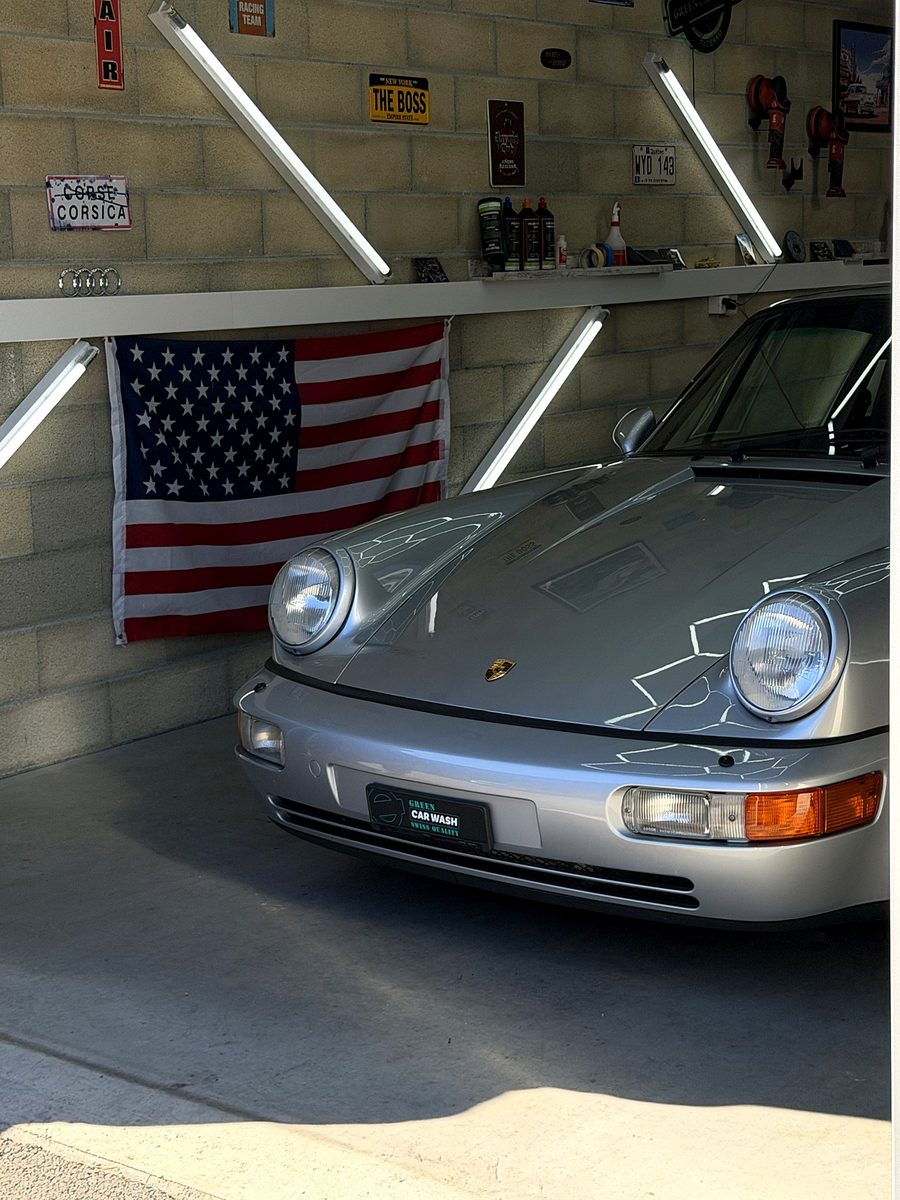 Garage de Green Car Wash, avec une Porsche fraîchement lavée